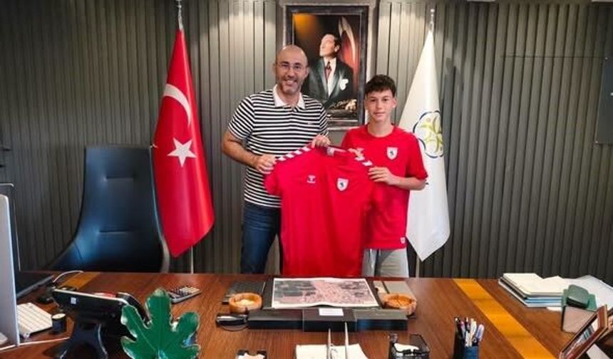 Samsunspor'un genç oyuncusu Kuzey'den Başkan Zencirci'ye forma jesti