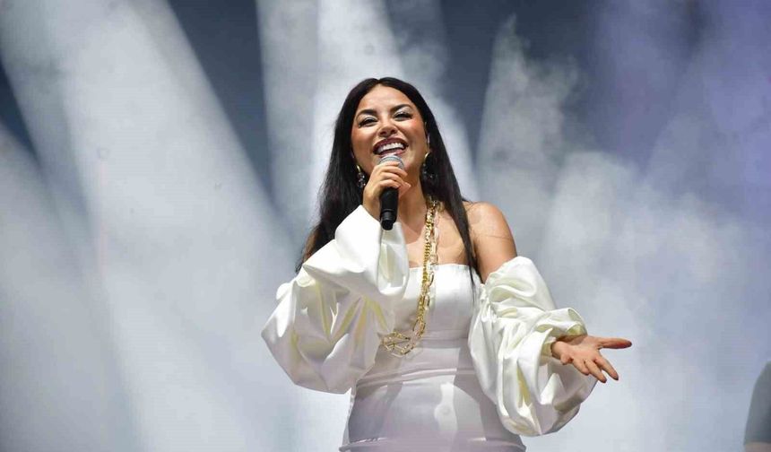 Sevilen sanatçı Zara'dan Karacasu'ya festival daveti: 'Gümbür gümbür bir gece yaşamak istiyoruz'