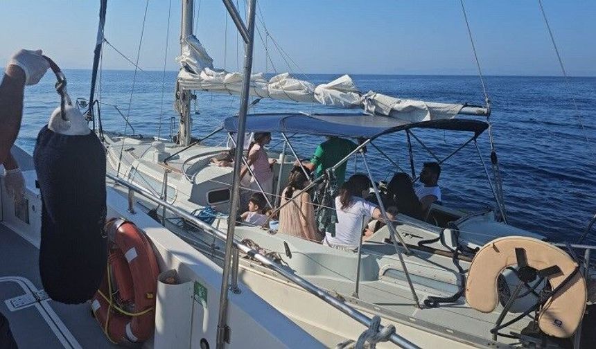 Sürüklenen yelkenli teknedeki göçmenler kurtarıldı