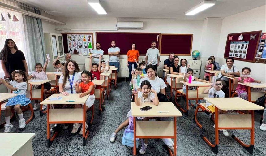 Çine'de öğrencilerin ilk gün heyecanına kalem seti desteği