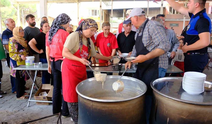 Horsunlu'da kurtuluş gününe özel 15 kazan keşkek dağıtıldı