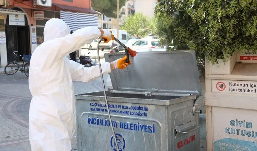 İncirliova'da karasinekle mücadele için çöp konteynerleri ilaçlandı
