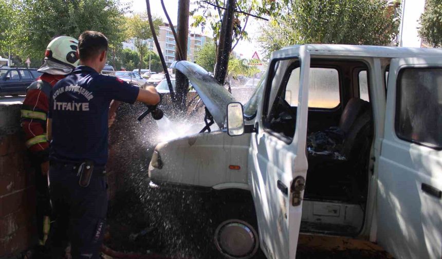 Park halindeki kamyonette yangın çıktı
