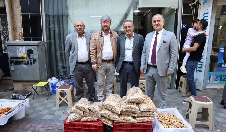 Başkan Kaya, İncirliova Köylü Pazarı'nda esnaf ve vatandaşlarla buluştu