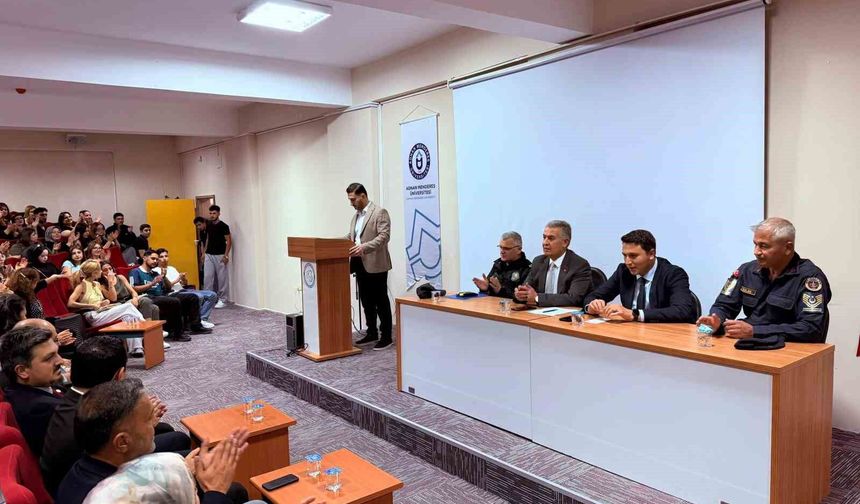 Buharkent'te üniversite öğrencileri yerel yönetimleri konuştu