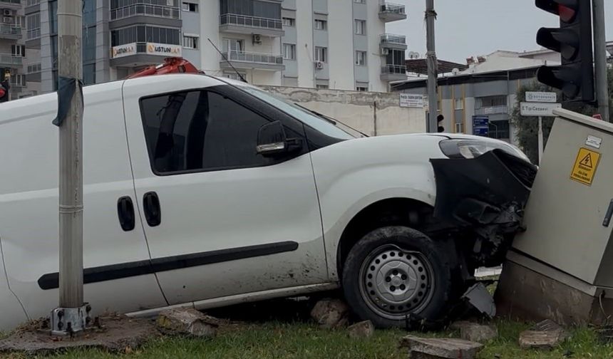 Direksiyon hakimiyetini kaybeden araç yoldan çıtı