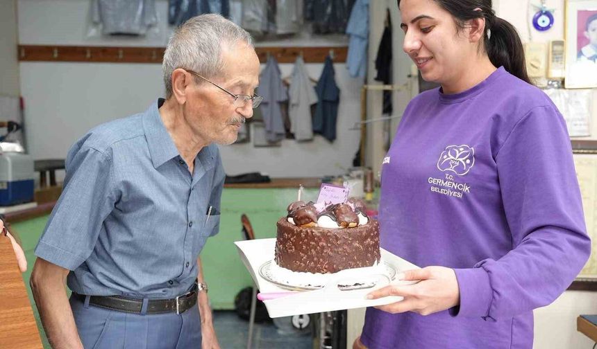 İğne iplikle geçen 67 yıla Başkan Zencirci'den vefa