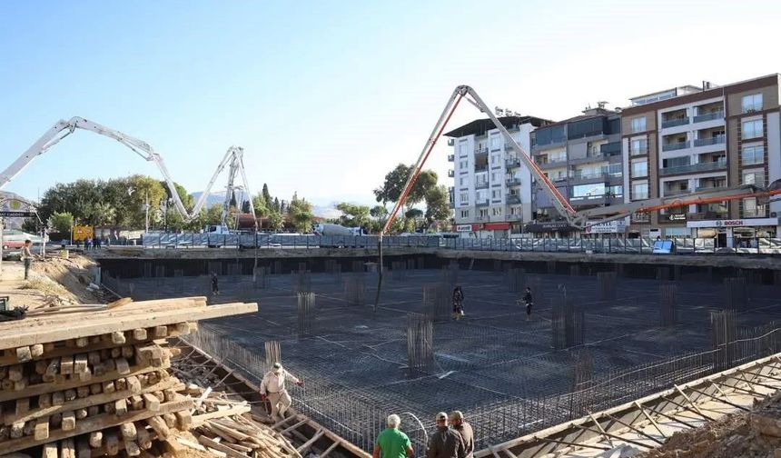 İncirliova'da Cumhuriyet Meydanı ve yeraltı otoparkı projesinde çalışmalar sürüyor