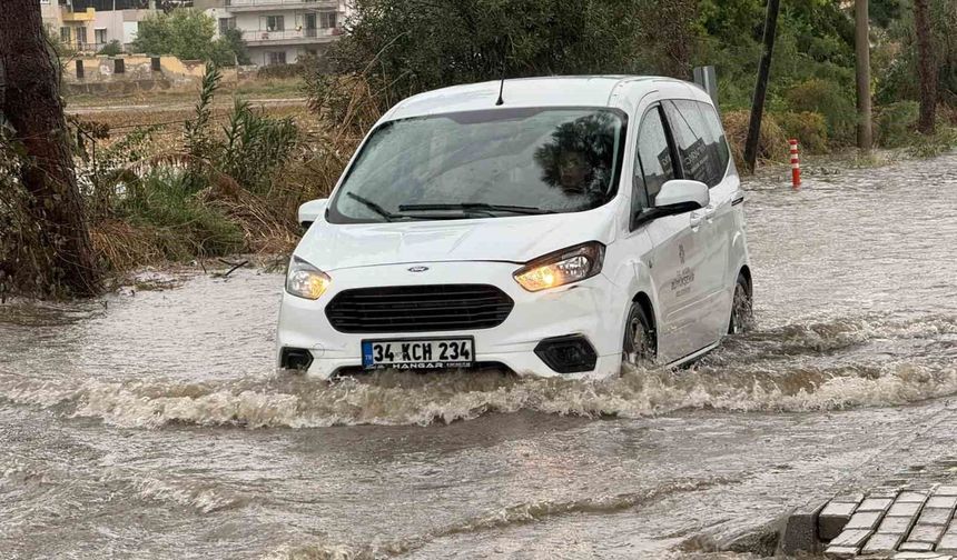İncirliova'da yağış etkili oldu, yollar göle döndü