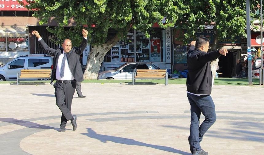 Köşk'te Muhtarlar zeybek oyanayıp günlerini kutladı