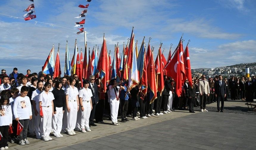 Kuşadası'nda Cumhuriyet coşkusu 103'üncü yılında meydanlara taştı