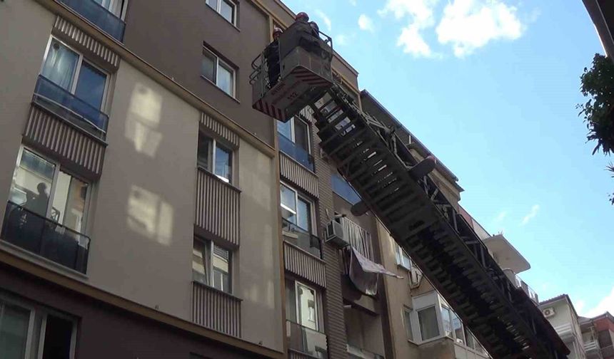Penceredeki çocuk ekipleri alarma geçirdi