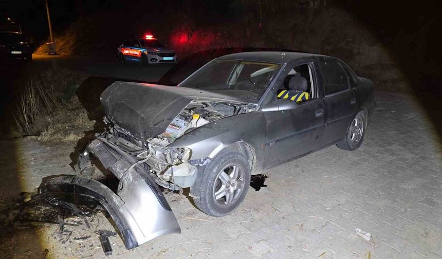 Uçuruma yuvarlanan otomobilde sıkışan sürücü kurtarıldı