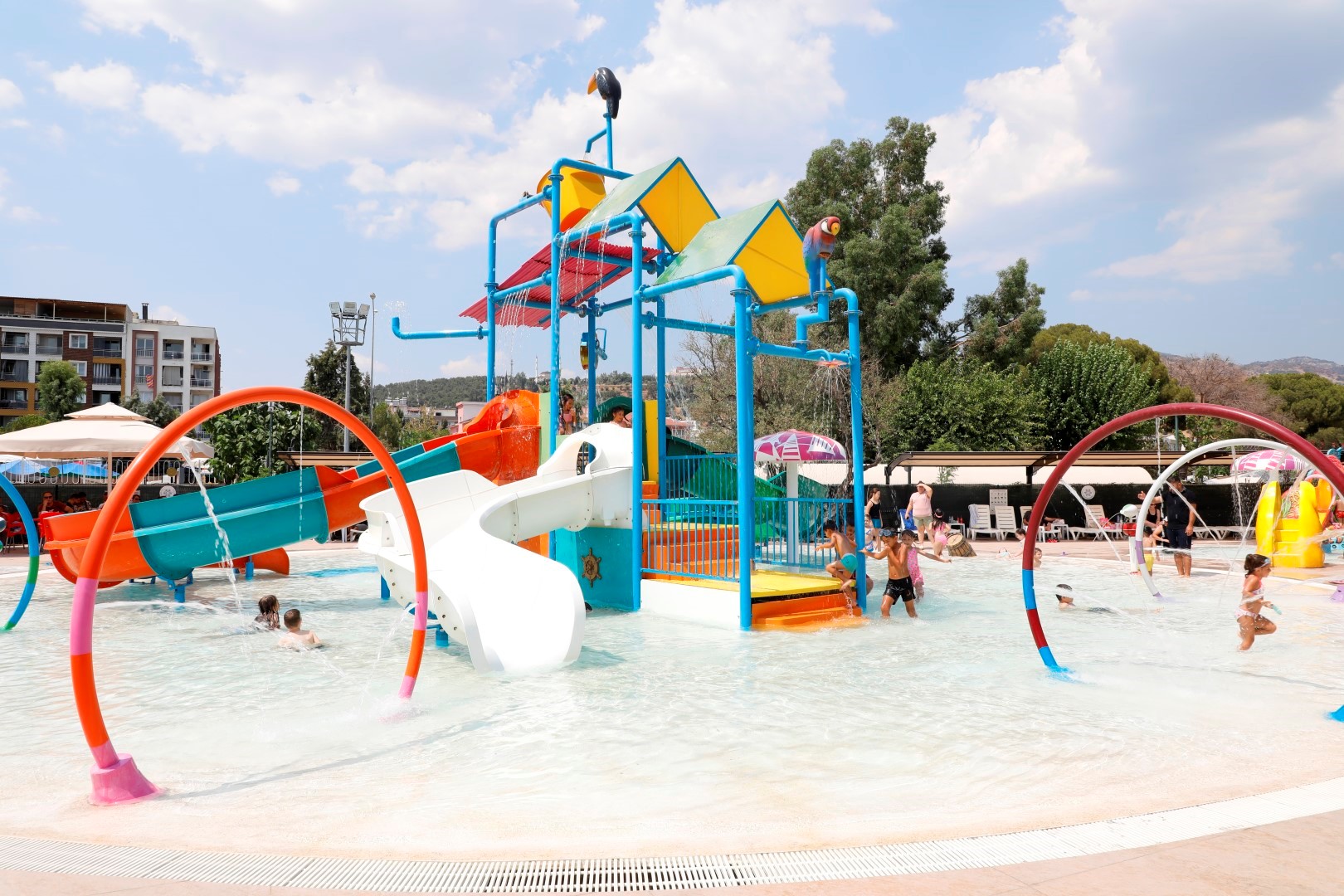 Çocuklar Başkan Çerçi̇oğlu’nun Aydin’a Kazandirdiği Teksti̇l Park’taki̇ Aquapark’ta Gönülleri̇nce Eğleni̇yor (4) (Large)