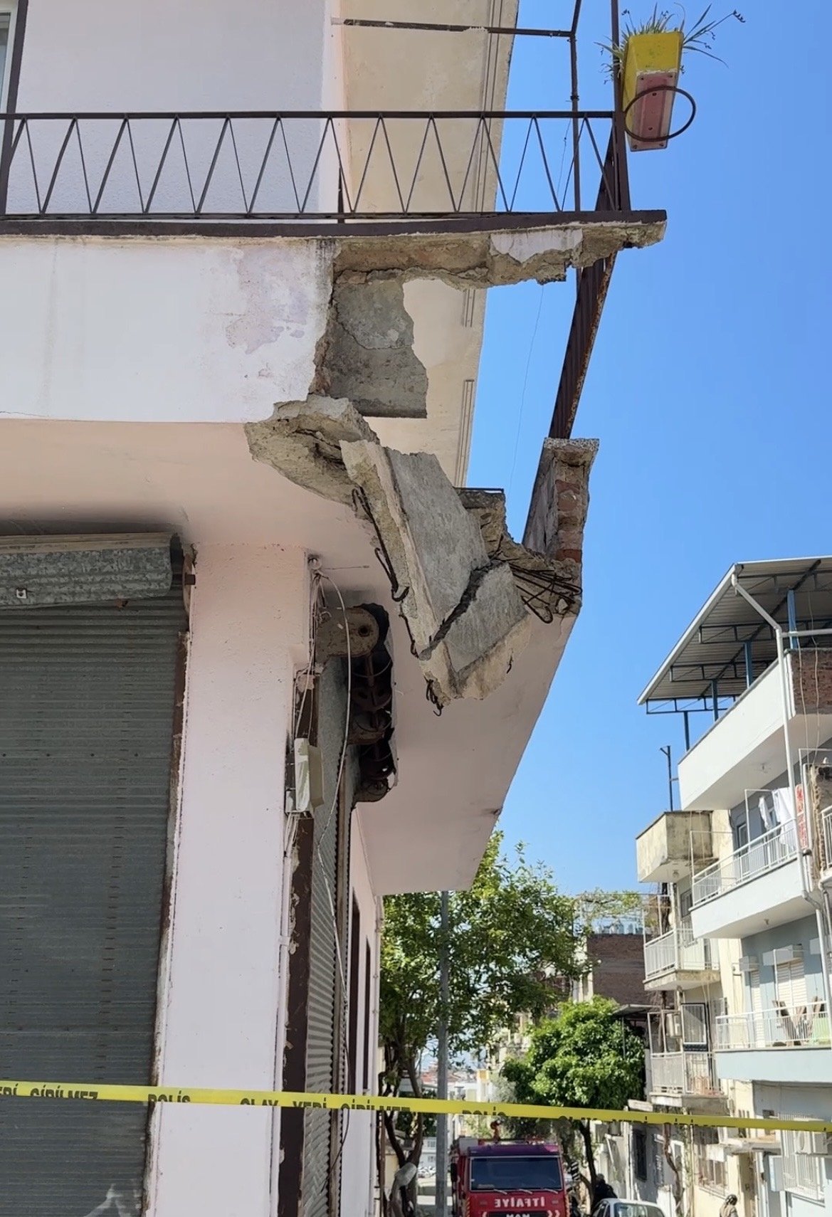 Aydın’da balkon çöktü