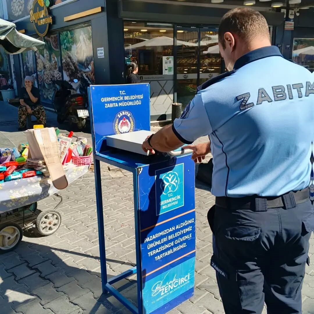 Germencik'te semt pazarında etiket ve tartı denetimi