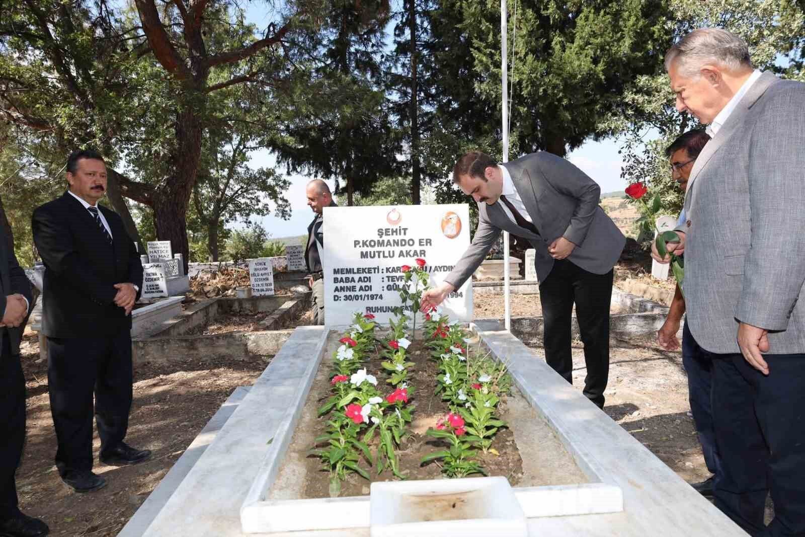 Karacasu'da şehit Akar mezarı başında anıldı