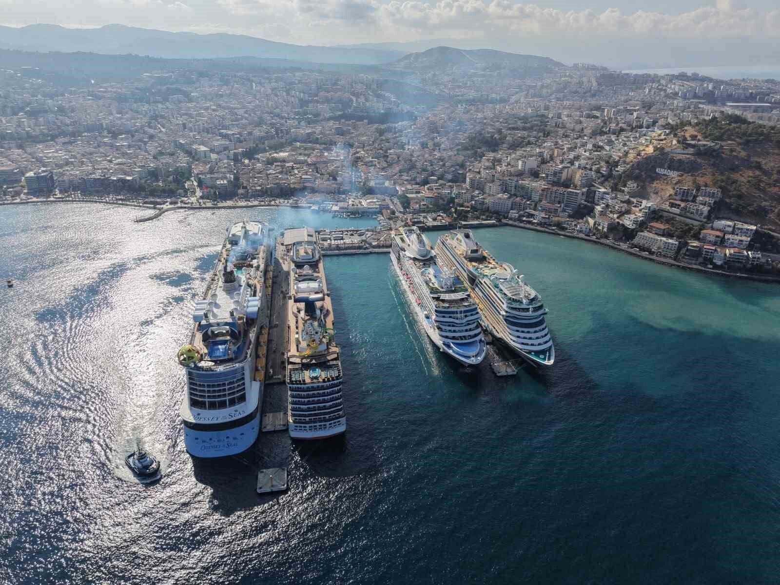 Kuşadası'na 4 kruvaziyerle 11 bin 811 turist geldi