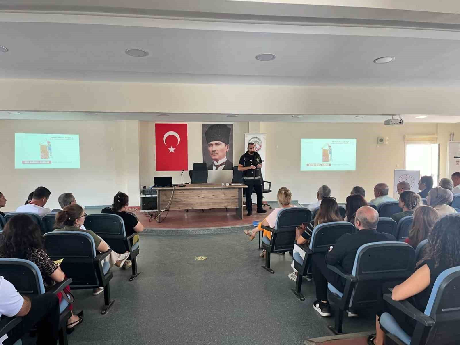 Okul yöneticilerine narkotik farkındalık eğitimi verildi