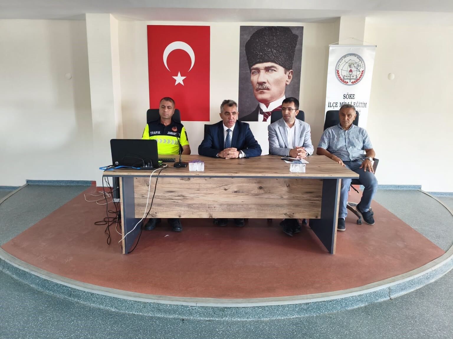 Söke'de öğrenci servis şoförleri ve rehber personele trafik eğitimi