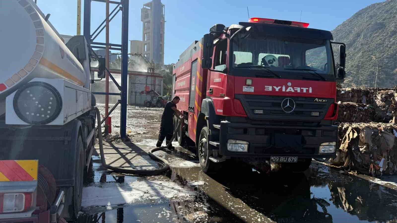 Söke'deki kağıt fabrikası yangınına itfaiyeden hızlı müdahale