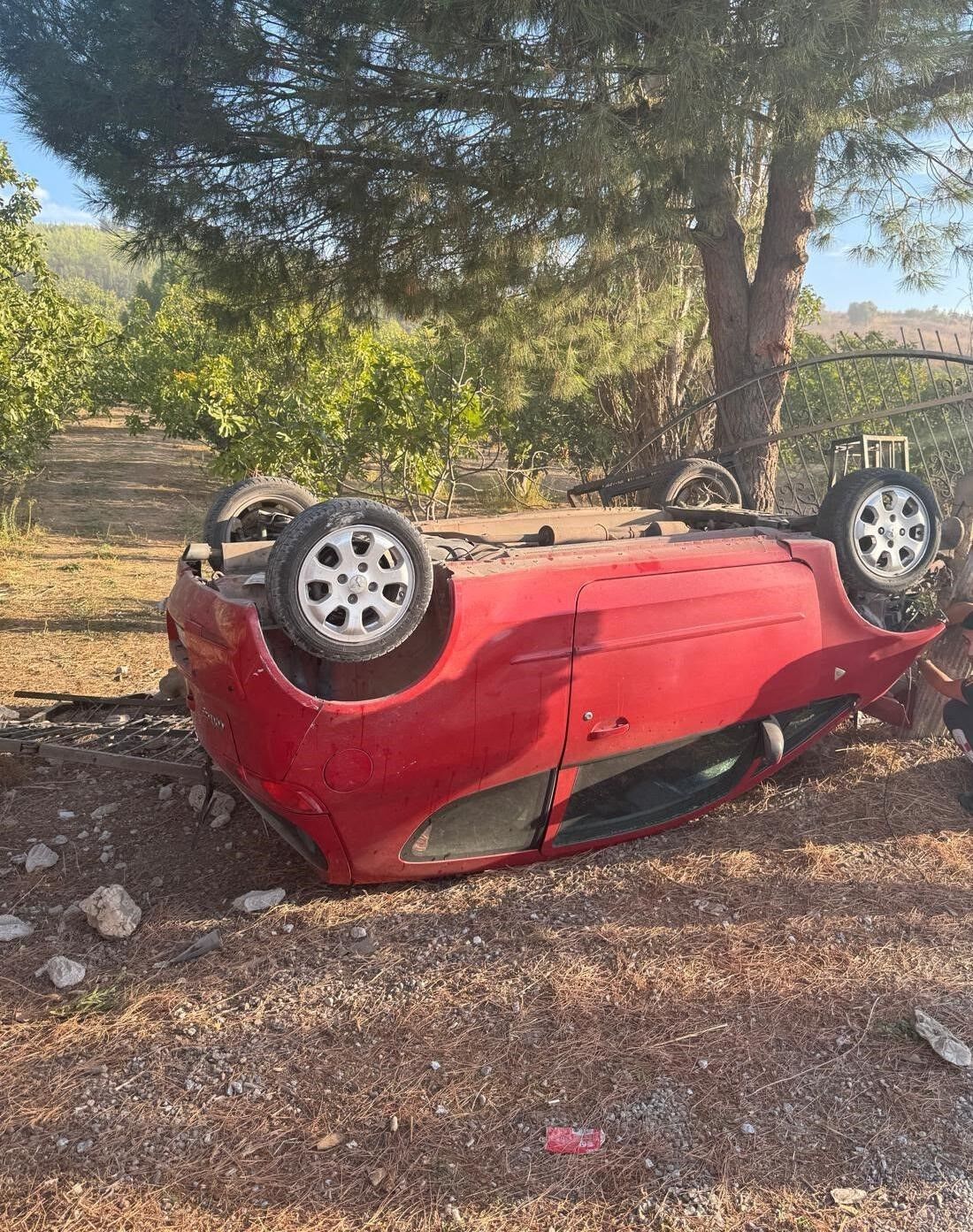 Kuşadası'nda otomobil takla attı: 1 yaralı