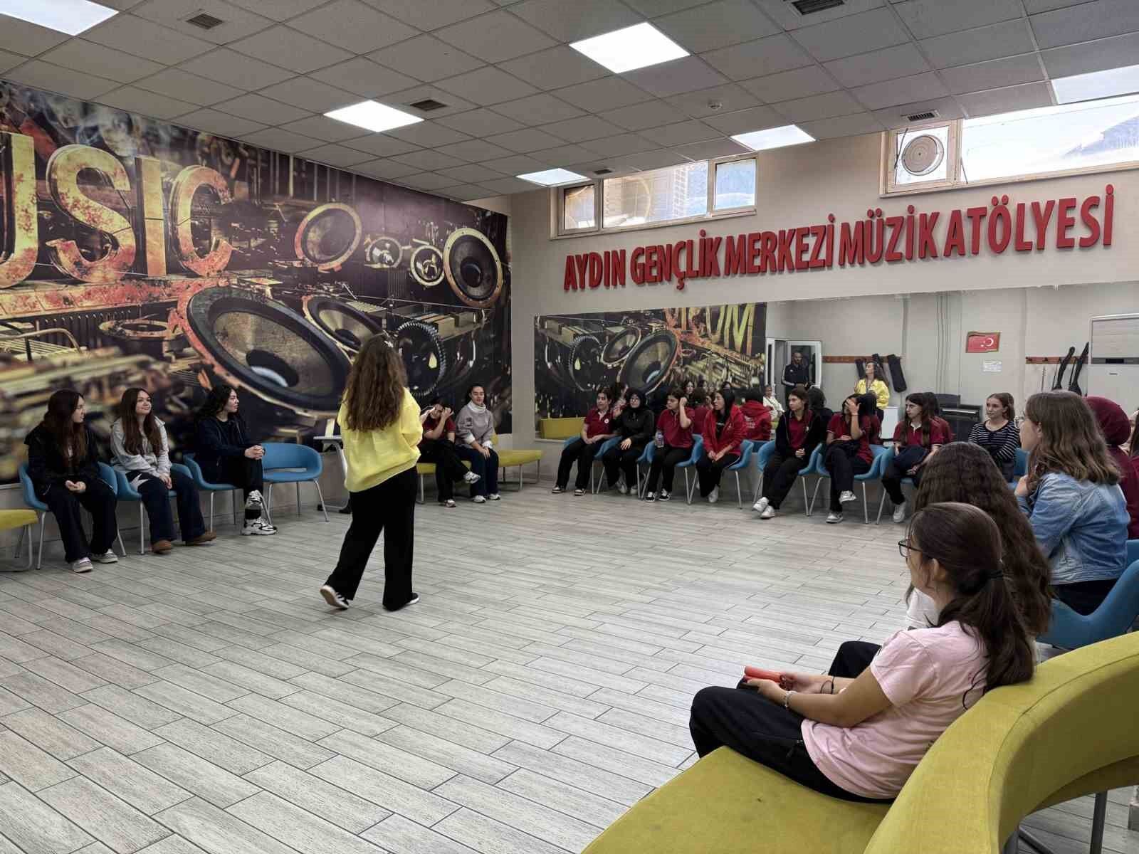 Liseli gençler, Aydın Gençlik Merkezi'ni keşfetti